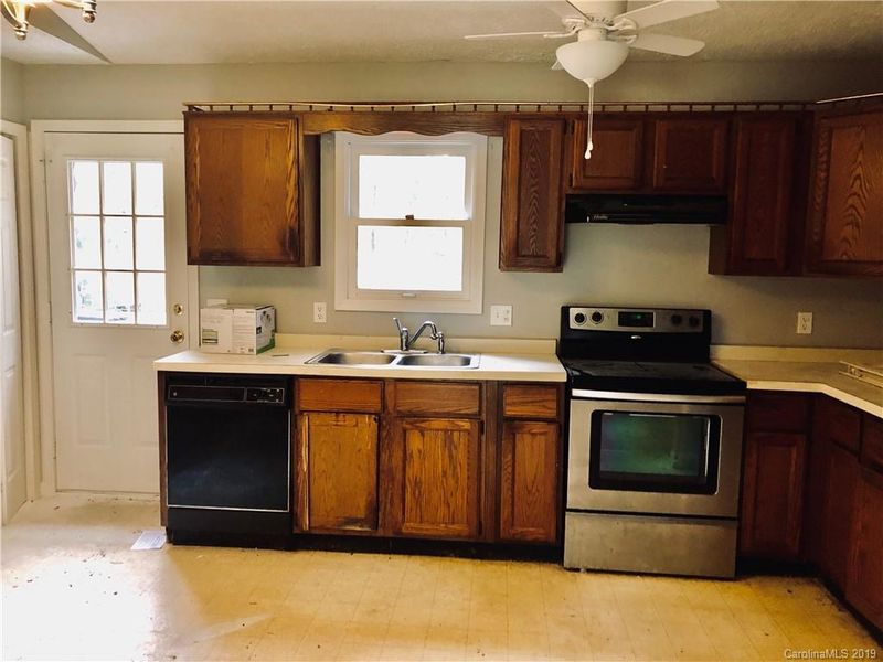 326 N Catawba Cir, Matthews, NC 28104