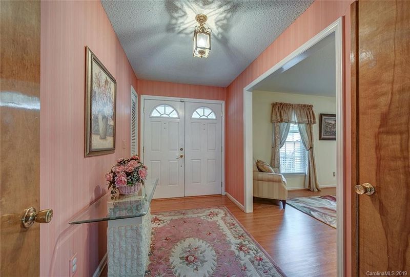 1900 Kingston Dr, Gastonia, NC 28052