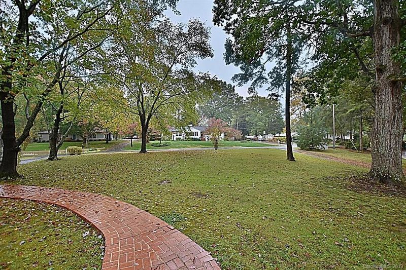 1532 Pine Tree Dr, Charlotte, NC 28270