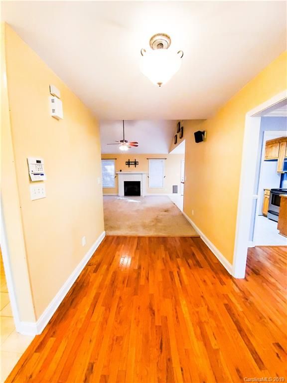 127 Hunters Pointe Dr, Dallas, NC 28034