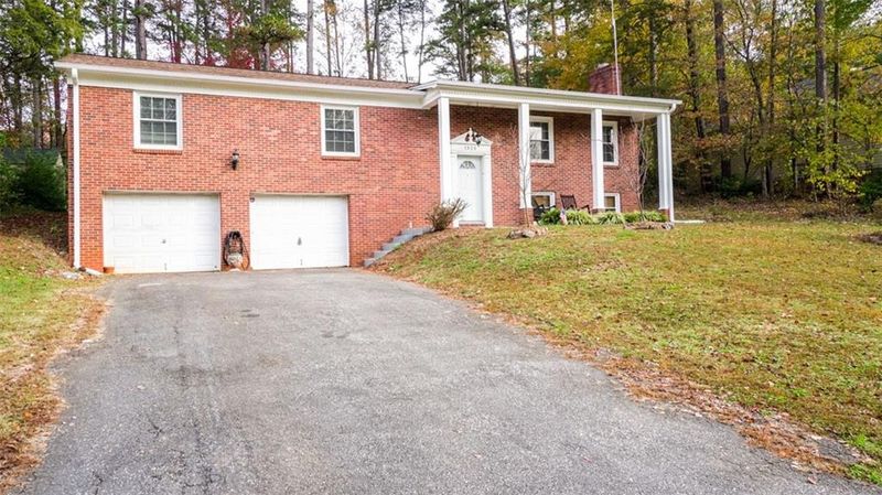 1325 20th Avenue Pl NE, Hickory, NC 28601