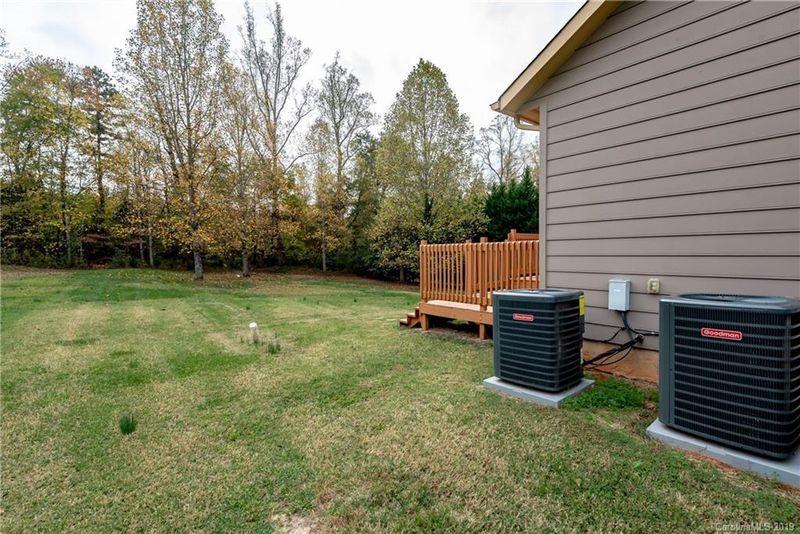 5345 Winding Oak Dr, Hickory, NC 28602