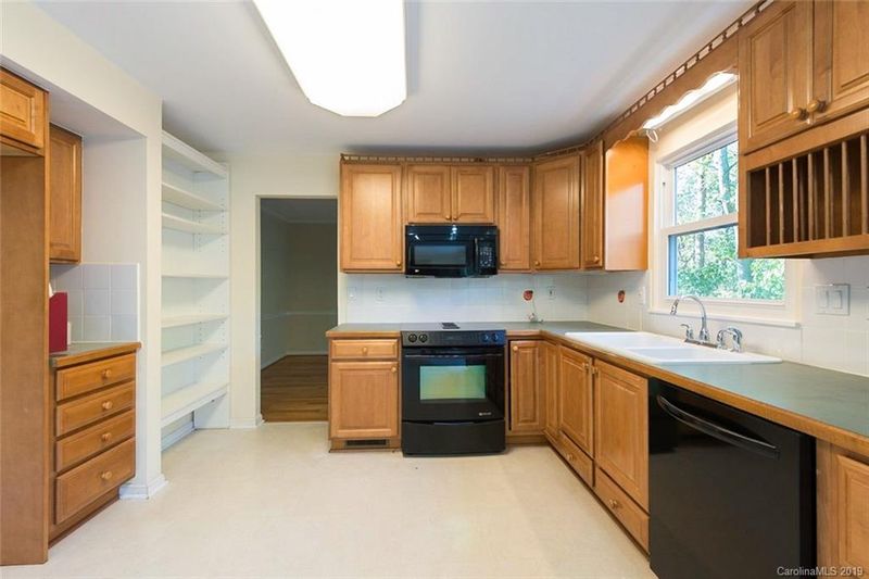 1421 Brittle Creek Dr, Matthews, NC 28105