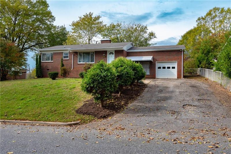 418 8th Street Dr SW, Hickory, NC 28602