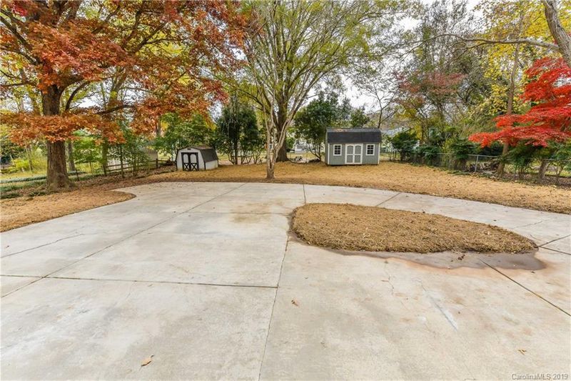8218 Cliffside Dr, Charlotte, NC 28270