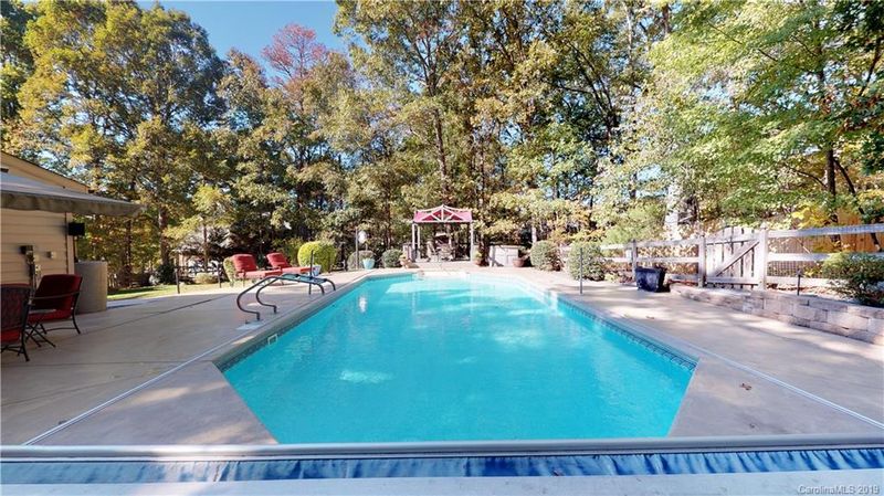 2532 Willowbrook Dr, Matthews, NC 28104