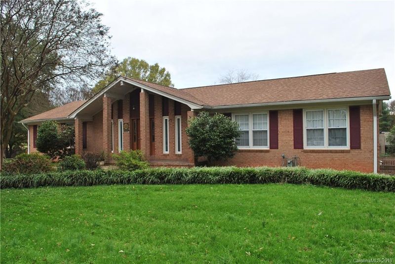 2007 Elizabeth Ave, Hickory, NC 28602