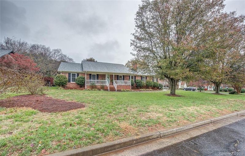 202 Point Crossing Ct, Belmont, NC 28012