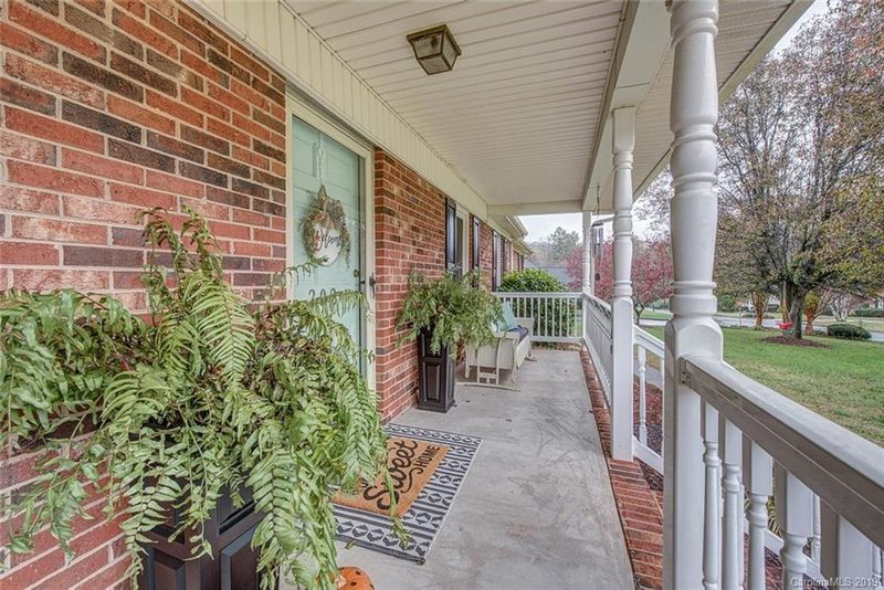 202 Point Crossing Ct, Belmont, NC 28012