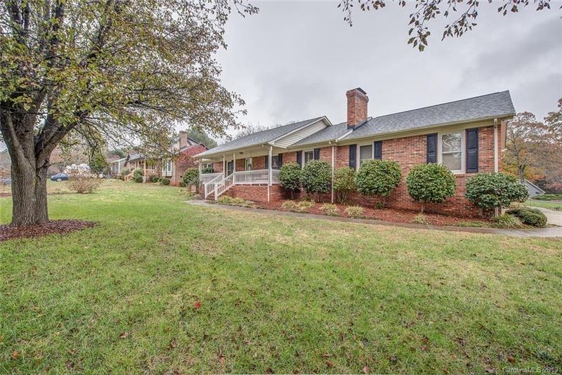 202 Point Crossing Ct, Belmont, NC 28012
