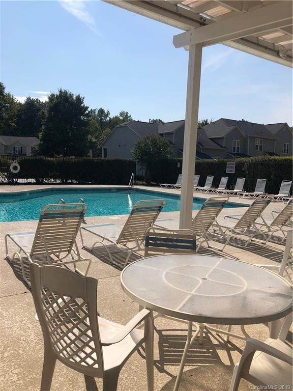9008 Cinnabay Dr, Charlotte, NC 28216