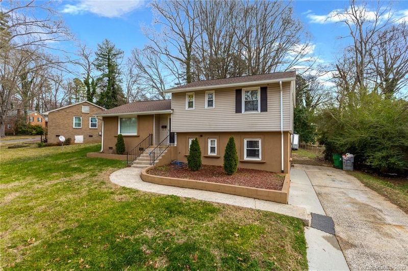 5432 Dolphin Ln, Charlotte, NC 28215