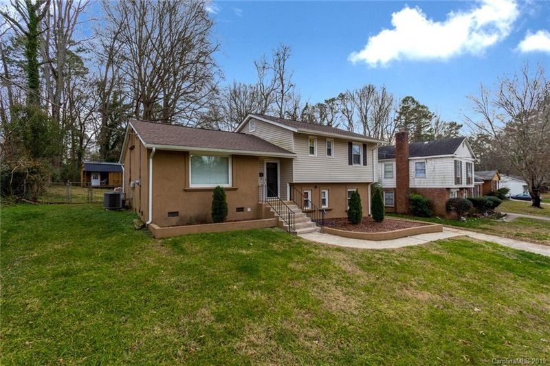 5432 Dolphin Ln, Charlotte, NC 28215