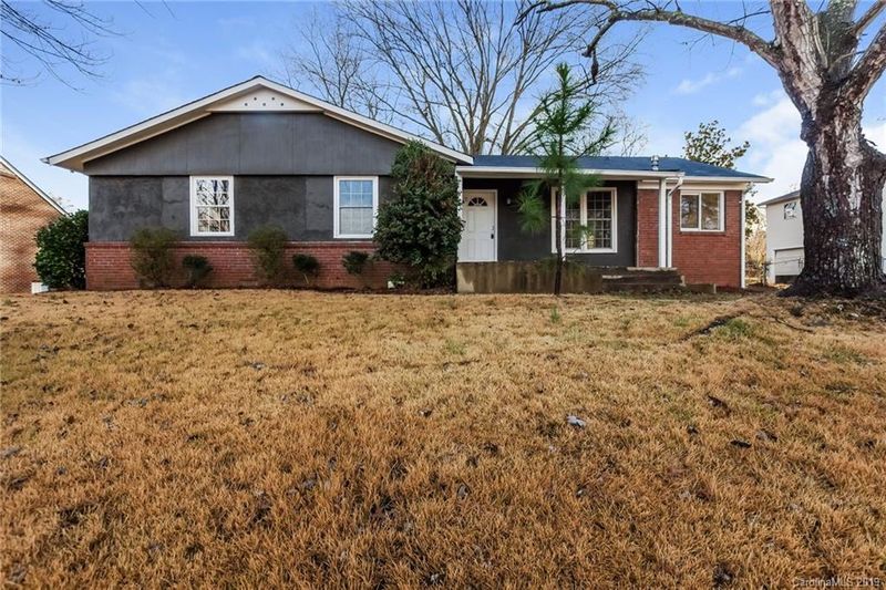 6009 Farm Pond Ln, Charlotte, NC 28212