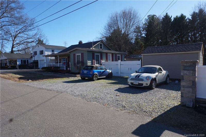 205 E Caroline St, Dallas, NC 28034