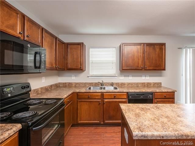 8807 Earthenware Dr, Charlotte, NC 28269