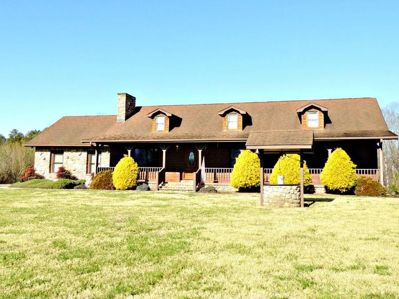 2425 Snow Creek Rd, Hickory, NC 28601