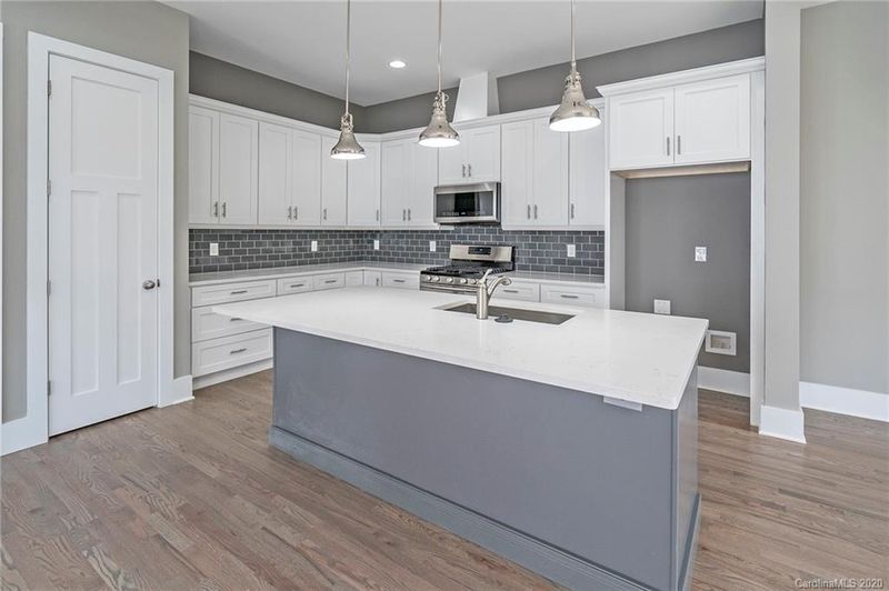 5218 Valley Stream Rd, Charlotte, NC 28209