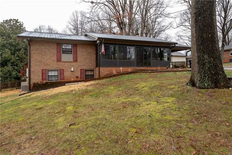 124 13th Ave SE, Conover, NC 28613