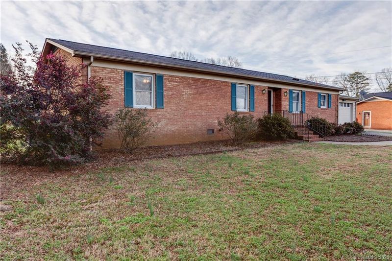 701 Greenbriar Dr, Matthews, NC 28104