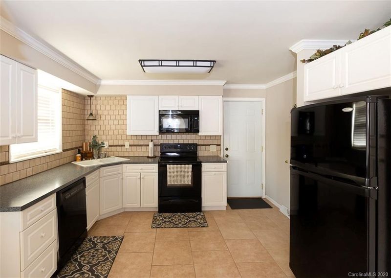3885 Landmark Dr, Sherrills Ford, NC 28673