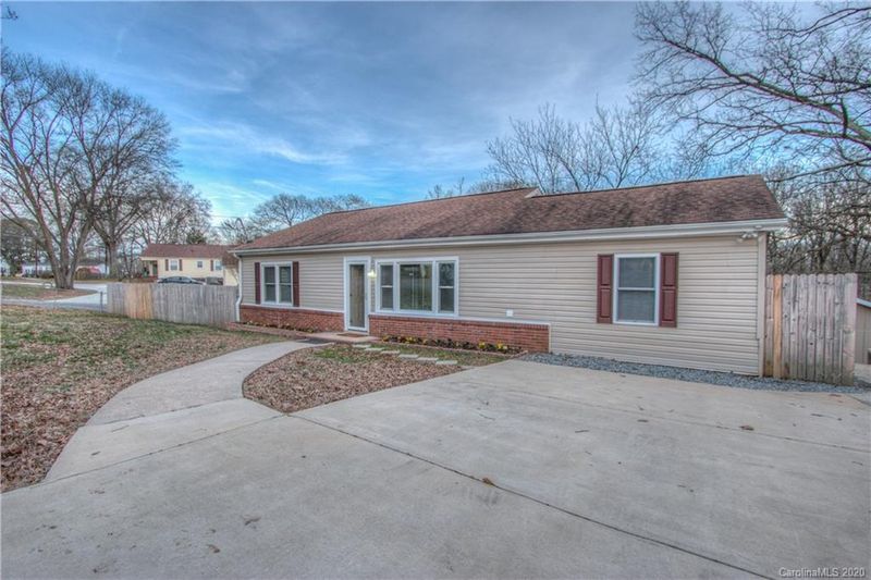 301 Lanier Ave, Mount Holly, NC 28120