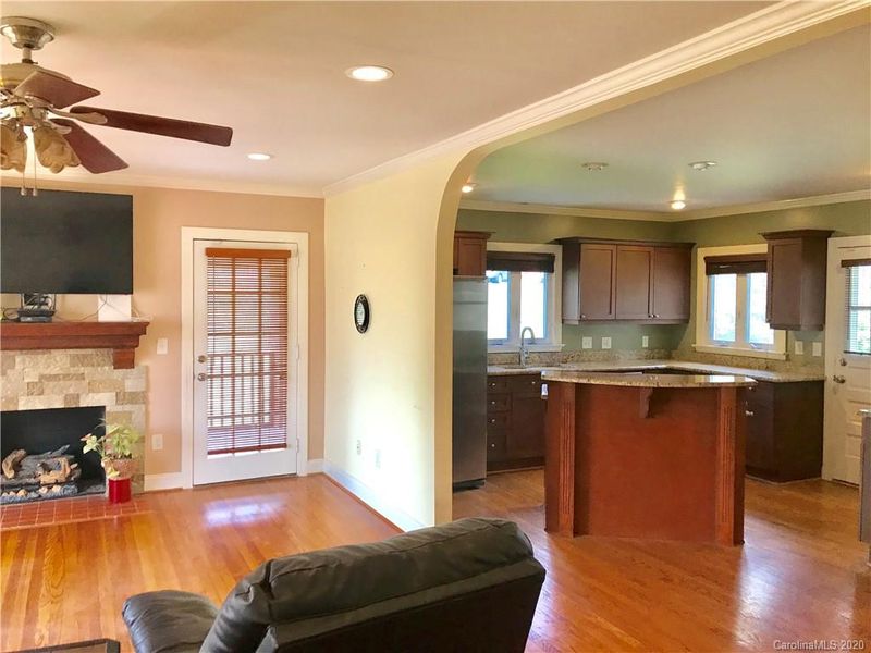 911 E Park Dr, Lincolnton, NC 28092