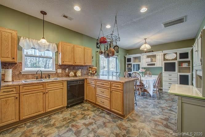 873 Raindrops Rd, Gastonia, NC 28054