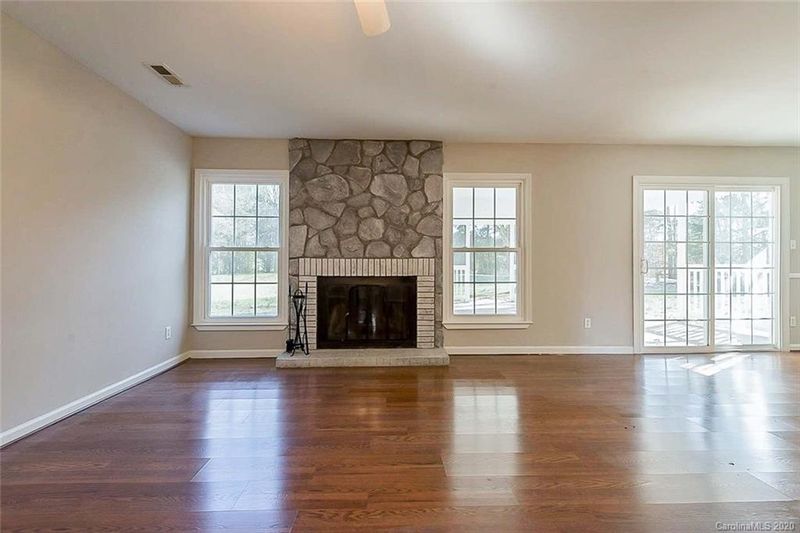11822 Mirror Lake Dr, Charlotte, NC 28226