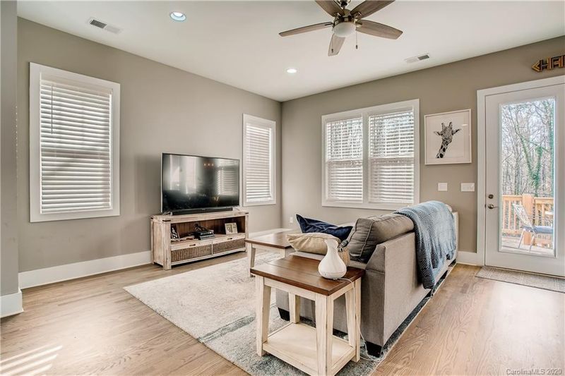 5232 Valley Stream Rd, Charlotte, NC 28209