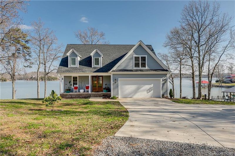 488 Squirrel Ln, Lake Wylie, SC 29710