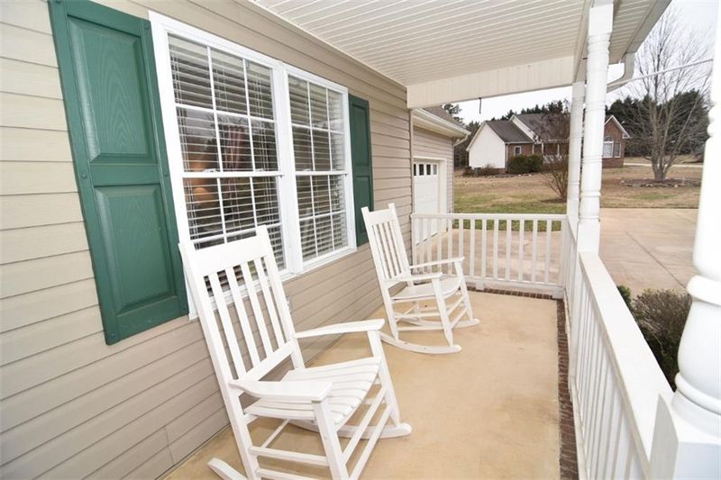 5510 Creek Point Dr, Hickory, NC 28601