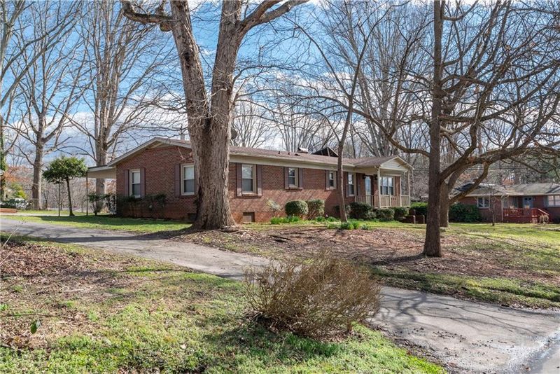 1904 28th St NE, Hickory, NC 28601
