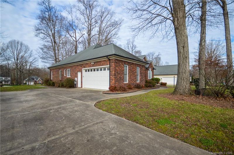 8400 Locksley Dr, Harrisburg, NC 28075