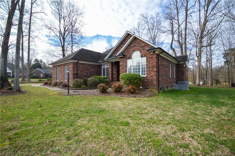 8400 Locksley Dr, Harrisburg, NC 28075