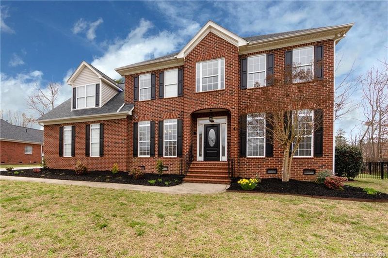 1917 Links Ln, Matthews, NC 28104