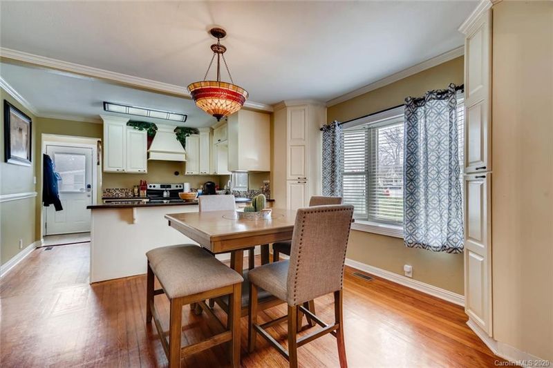 207 N Hoffman St, Dallas, NC 28034