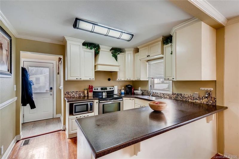 207 N Hoffman St, Dallas, NC 28034