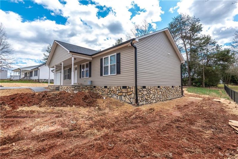 607 10th St SW, Conover, NC 28613