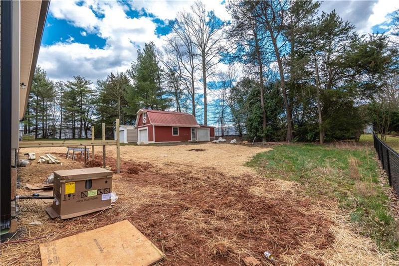 607 10th St SW, Conover, NC 28613