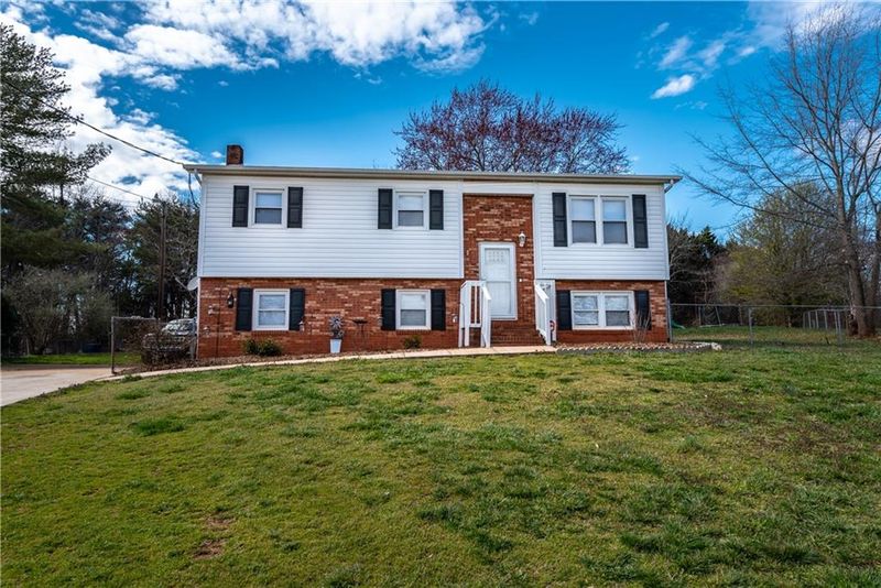 5582 Hillside Ct, Hickory, NC 28602