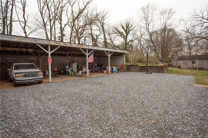 633 1st Ave NW, Hickory, NC 28601