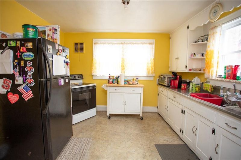 633 1st Ave NW, Hickory, NC 28601