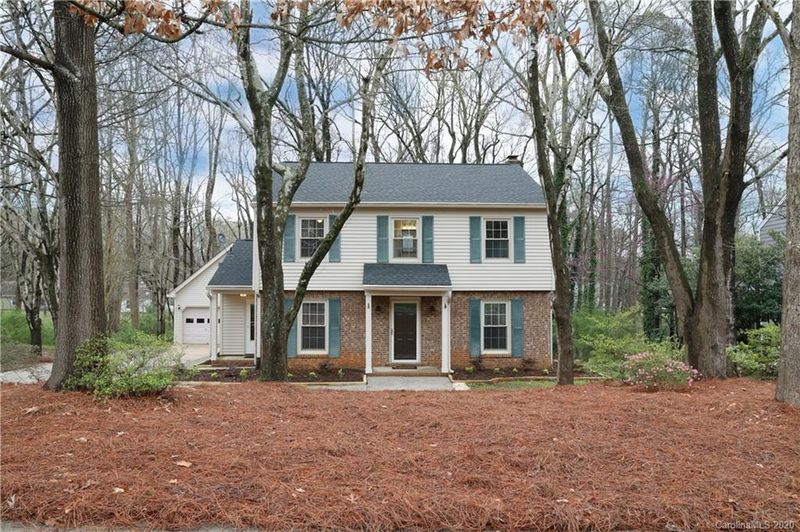5116 Chestnut Lake Dr, Charlotte, NC 28227