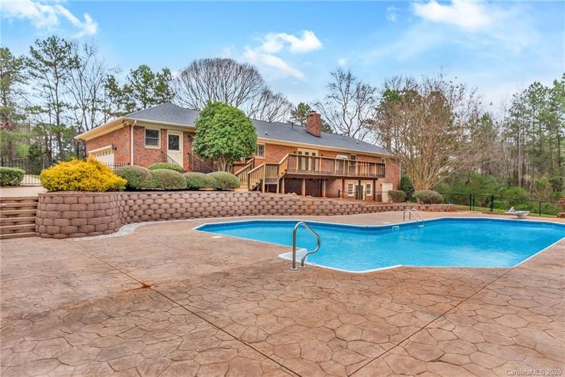 4512 King Crowder Dr, Gastonia, NC 28052