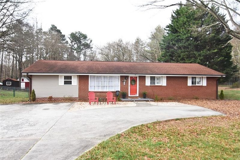 64 26th Ave NE, Hickory, NC 28601