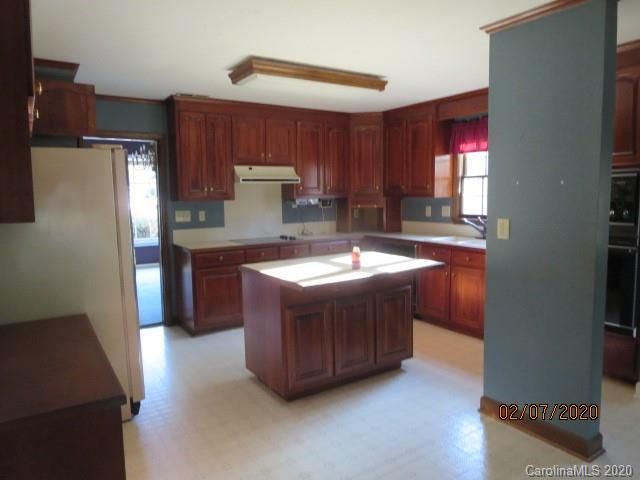 5830 Donegal Dr, Charlotte, NC 28212