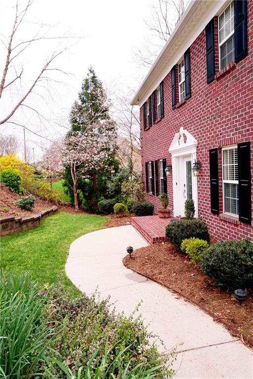 715 46th Avenue Dr NE, Hickory, NC 28601