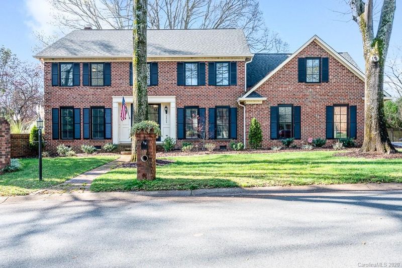 2424 Wolfe Ridge Rd, Charlotte, NC 28210