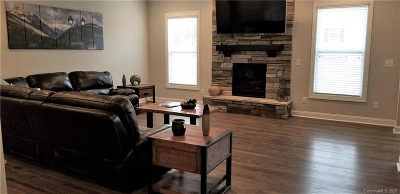 4122 Nottaway Place Dr, Matthews, NC 28105